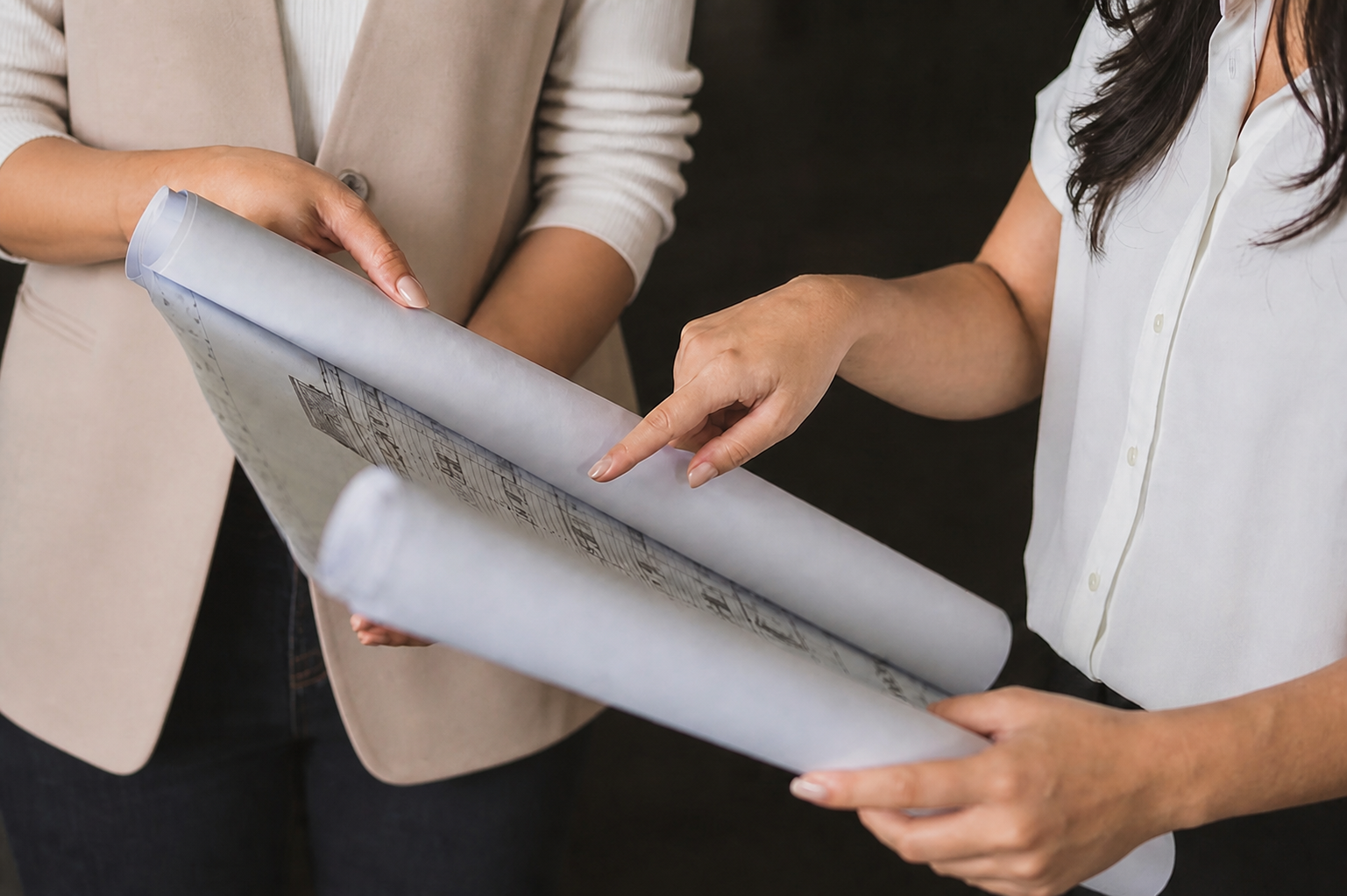 Dirección y gestión de obra — arquitecta supervisando construcción
